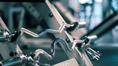 Spor salonundaki spor gereçleri çeşitli spor simulatörlerinin aktif yaşam tarzını ağırlaştırıyor