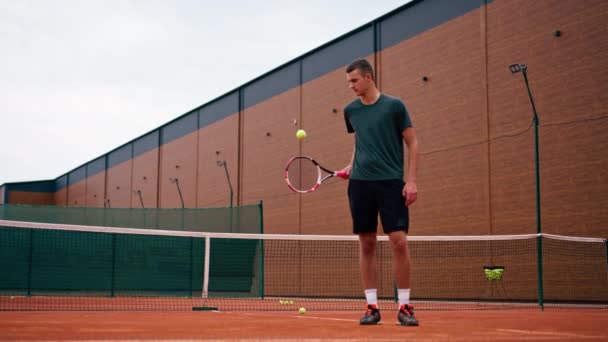 Joven Entrenador Tenis Golpeando Pelota Con Una Raqueta Cancha Tenis — Vídeos de Stock