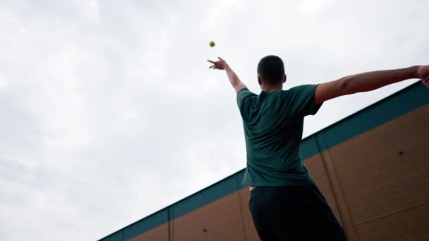 Jeune Entraîneur Joueur Professionnel Sur Court Tennis Plein Air Pratique — Video