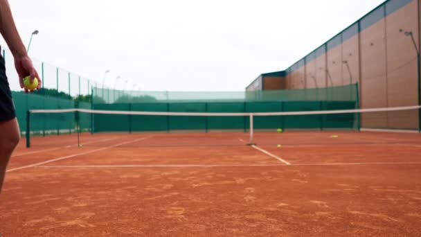 室外网球场特写职业网球教练练习用球拍击球 — 图库视频影像