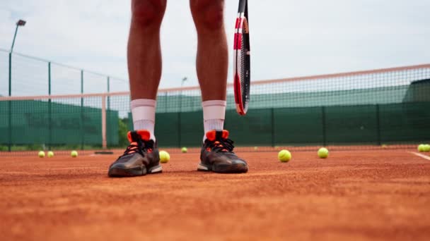 Крупным Планом Ноги Игрока Стоящего Теннисном Корте Ракеткой Фоне Спортивных — стоковое видео