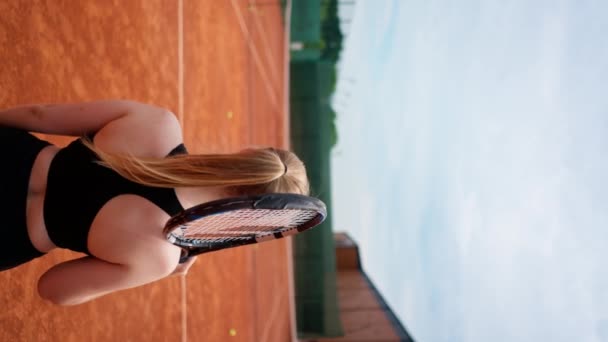 Vertikal Video Tillbaka Visa Flickor Innan Spelar Tennis Banan Med — Stockvideo