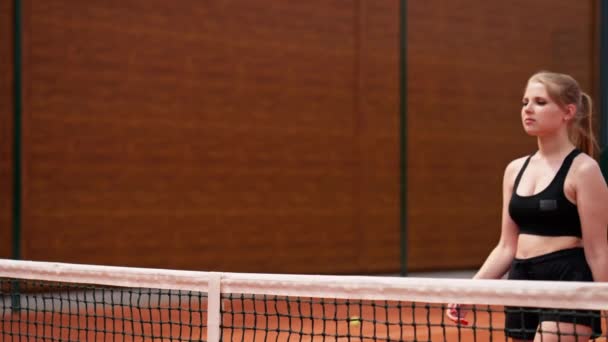 Мужчина Серьезная Женщина Пожимают Руку Перед Началом Теннисной Игры Открытом — стоковое видео