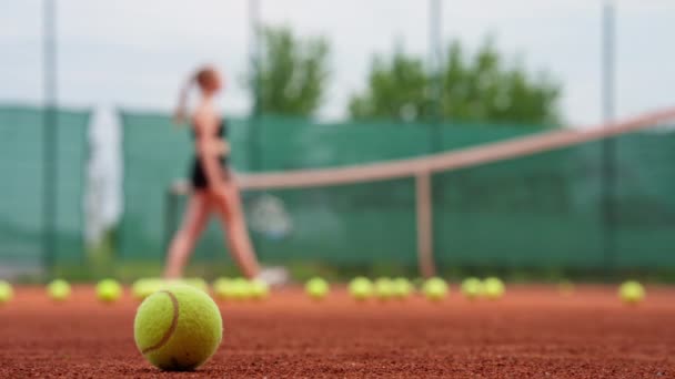 Nærbilde Tennisball Liggende Banen Bakgrunnen Trener Spilleren Med Racket Hendene – stockvideo