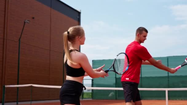 Genç Bir Koç Acemi Bir Kıza Tenis Oynamayı Öğretir Tenis — Stok video