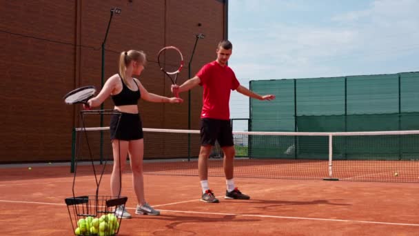 Genç Bir Koç Acemi Bir Kıza Tenis Oynamayı Öğretir Tenis — Stok video