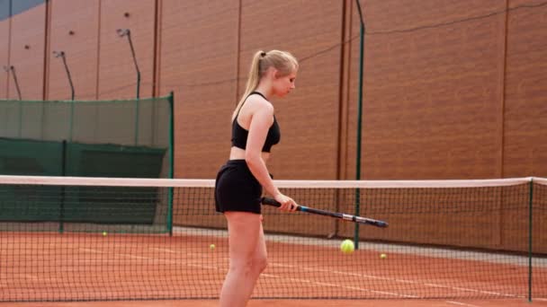 Jong Meisje Beginner Tennis Speler Slaat Bal Met Een Racket — Stockvideo