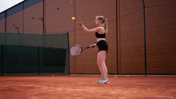 Bir Kız Tenis Oynamayı Bir Koçla Öğrenir Sahada Raketle Topa — Stok video