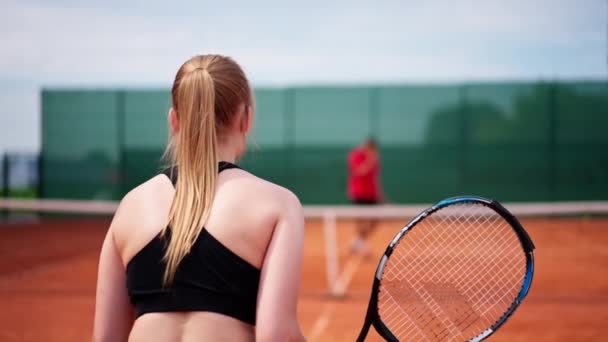 Bir Tenis Oyuncusunun Arka Planı Bir Oyun Müsabakası Için Sahada — Stok video