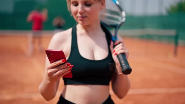 Porträtt Tennisspelare Med Ett Racket Händerna Domstolen Håller Smartphone Händerna — Stockvideo