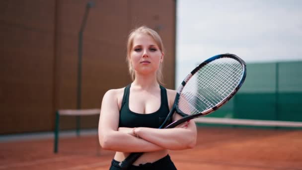 Retrato Jugador Tenis Joven Serio Con Raqueta Las Manos Cancha — Vídeos de Stock
