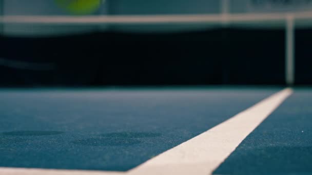 Close Bianco Marcatura Linee Indoor Blu Campo Tennis Palla Rotolamento — Video Stock