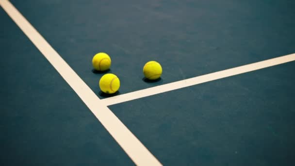 Küçük Parlak Toplar Tenis Kortunda Profesyonel Spor Eğitimi Oyununda Yatıyor — Stok video