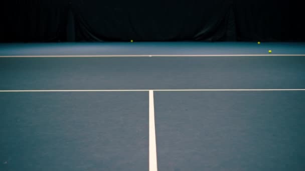 Close Van Witte Markeringslijnen Indoor Blauwe Tennisbaan Sport Apparatuur Spel — Stockvideo