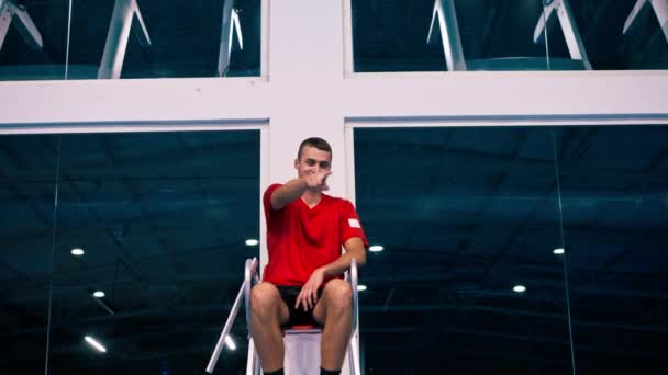 Tenis Maçında Genç Profesyonel Hakem Gözlem Kulesinde Oturup Şampiyonluk Maçını — Stok video