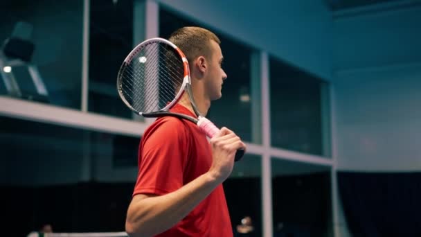 Fiatal Férfi Egy Fedett Teniszpálya Üti Labdát Egy Ütő Egy — Stock videók
