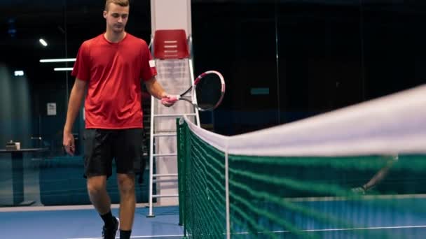 Een Jonge Tennisser Het Veld Slaat Racket Het Net Voor — Stockvideo
