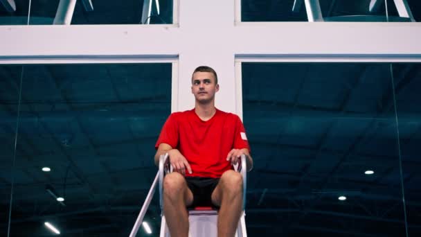 Tenis Maçında Genç Profesyonel Hakem Gözlem Kulesinde Oturup Şampiyonluk Maçını — Stok video