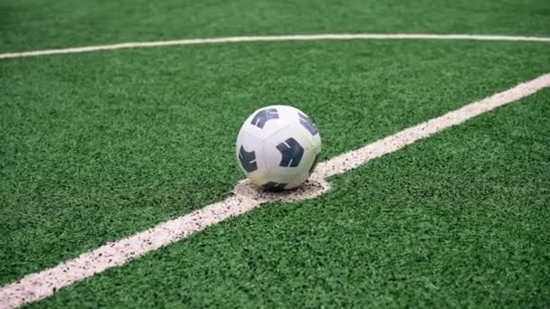 Primer Plano Del Pie Jugador Fútbol Pateando Pelota Para Una — Vídeos de Stock