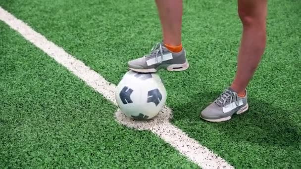 Κοντινό Πλάνο Του Ποδιού Ενός Ποδοσφαιριστή Κλωτσώντας Την Μπάλα Για — Αρχείο Βίντεο