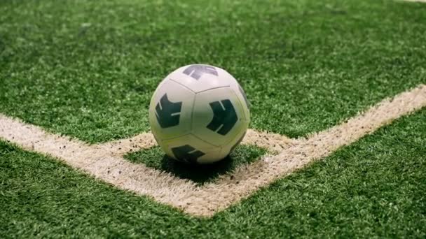 Närbild Bollen Står Hörnet Vit Linje Markering Fotboll Konstgräs Fält — Stockvideo
