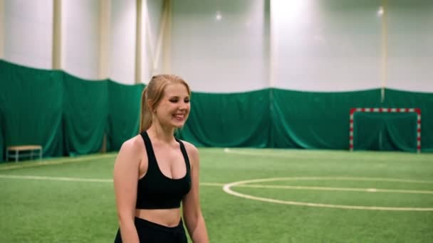 Юная Футболистка Тренирует Координацию Крытом Футбольном Поле Ударяя Головой Мячу — стоковое видео