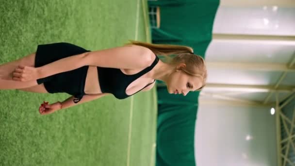 Verticale Video Vrouwen Voetbal Jong Meisje Traint Coördinatie Indoor Voetbalveld — Stockvideo