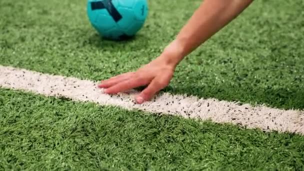 Γκρο Πλαν Του Ένα Χέρι Τρέχει Ένα Ποδόσφαιρο Συνθετικό Χόρτο — Αρχείο Βίντεο