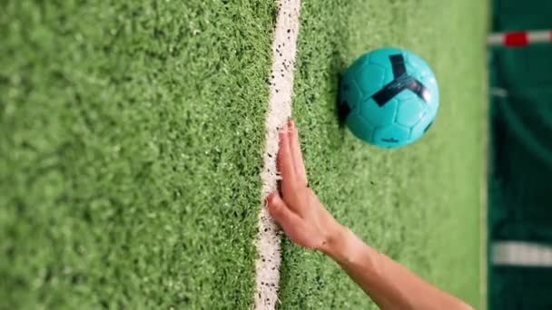 Κατακόρυφο Βίντεο Γκρο Πλαν Ενός Χεριού Που Τρέχει Ένα Ποδόσφαιρο — Αρχείο Βίντεο