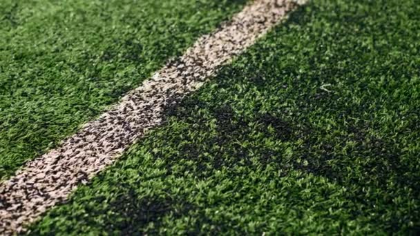 Primer Plano Una Mano Corriendo Través Césped Sintético Fútbol Con — Vídeo de stock