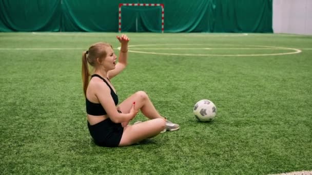 在一场训练比赛中 年轻女足的腿受了伤 坐在草地上哭泣着 痛得尖叫着 — 图库视频影像