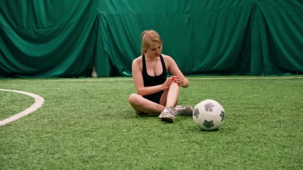 Joven Futbolista Lesionó Pierna Durante Partido Entrenamiento Sentado Hierba Comprobando — Vídeos de Stock