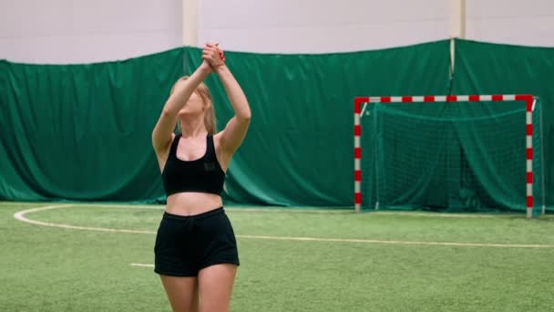 Γυναικείο Ποδόσφαιρο Νεαρό Κορίτσι Χαίρεται Στο Γήπεδο Ποδοσφαίρου Μετά Γκολ — Αρχείο Βίντεο