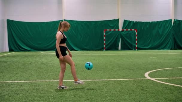 Fille Joueur Soccer Débutant Apprend Donner Coup Pied Ballon Sur — Video
