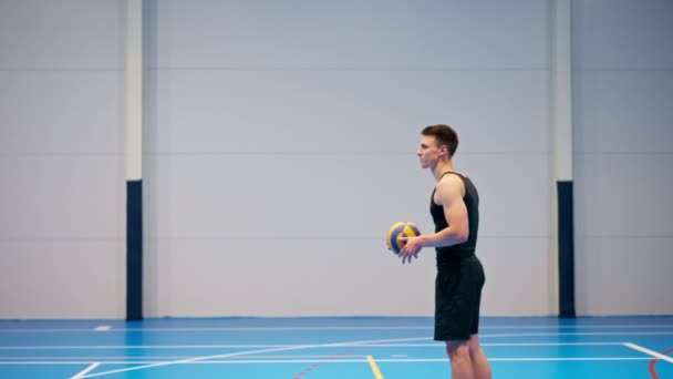 Молодой Накачанный Парень Спортсмен Готовится Подавать Мяч Время Волейбольной Игры — стоковое видео