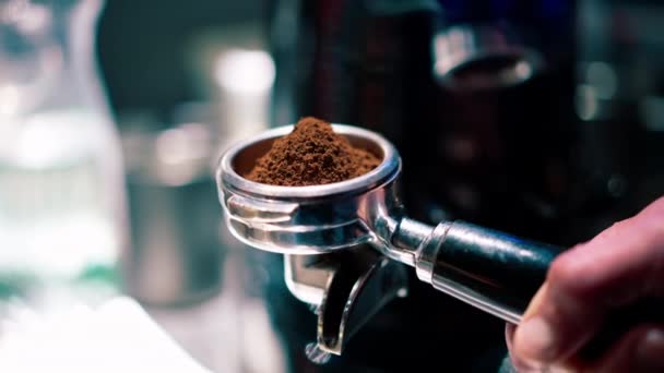 Közeli Kávébabot Őrölnek Gépben Őrölt Kávét Öntenek Tartóba — Stock videók