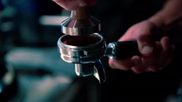 Zbliżenie Ręki Baristy Wyciskającej Świeżo Zmieloną Kawę Przed Przygotowaniem Jej — Wideo stockowe