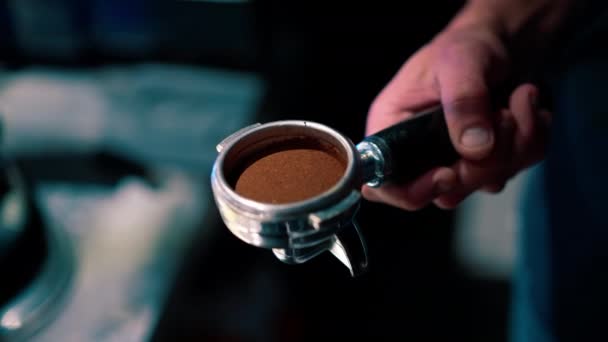 Detailní Záběr Ruky Baristy Lisování Čerstvě Mleté Kávy Před Přípravou — Stock video