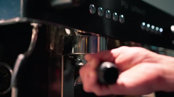 Close Mão Barista Pressionando Café Moído Hora Antes Prepará Máquina — Vídeo de Stock
