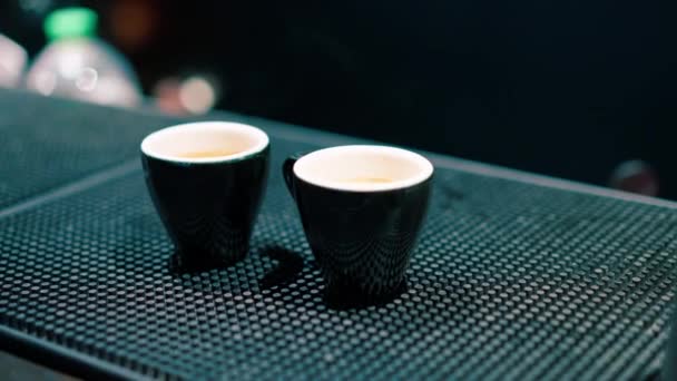 Дві Маленькі Свіжоприготовані Ароматні Чашки Еспресо Стоять Барній Стійці Гарячих — стокове відео