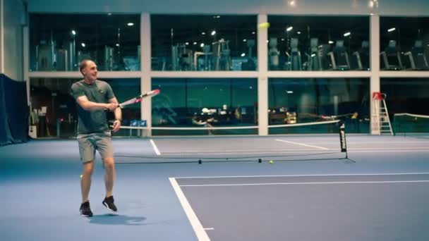 Kapalı Mavi Tenis Kortunda Raketi Saptıran Bir Adam Rakibinin Vuruşlarını — Stok video