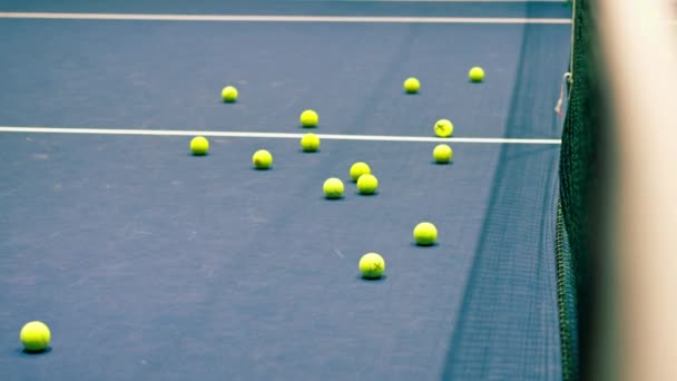 Muitas Bolas Tênis Encontram Perto Rede Jogo Campo Azul Fechado — Vídeo de Stock
