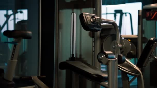 Träningsutrustning Gymmet Hantlar Vikter Olika Simulatorer Spela Sport Aktiv Livsstil — Stockvideo