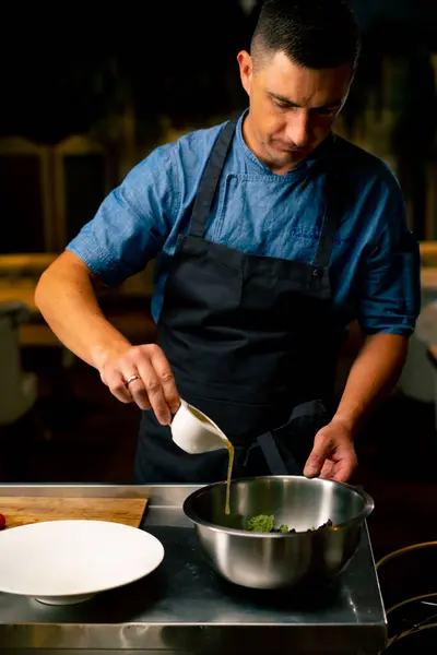 Chef Restaurante Italiano Vierte Aceite Oliva Tazón Ensalada Mientras Prepara — Foto de Stock