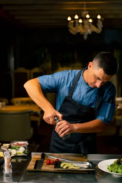 Chef Restaurante Italiano Utiliza Molino Sal Para Salar Aguacates Mientras —  Fotos de Stock
