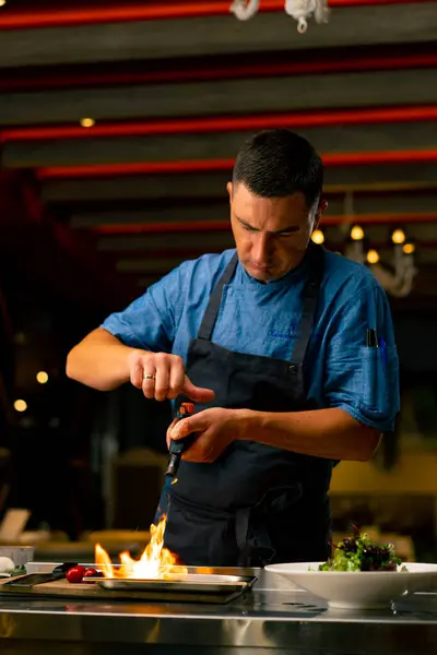 Chef Restaurant Italien Utilise Brûleur Gaz Pour Faire Frire Les — Photo