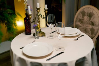 Pahalı bir İtalyan restoranında garsonlar tarafından güzelce hazırlanmış güzel bir masa.