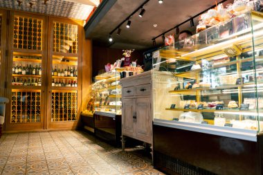 İtalyan restoranının pasta ve turta sevgisi konseptinin çeşitli tatlıları olan buzdolaplarının yakın plan çekimi.