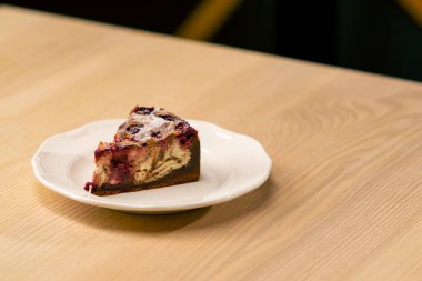 İtalyan restoranında beyaz bir tabakta duran lezzetli bir pastanın yakın plan tatlısıdır.