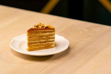 İtalyan restoranında beyaz bir tabakta duran lezzetli bir pastanın yakın plan tatlısıdır.